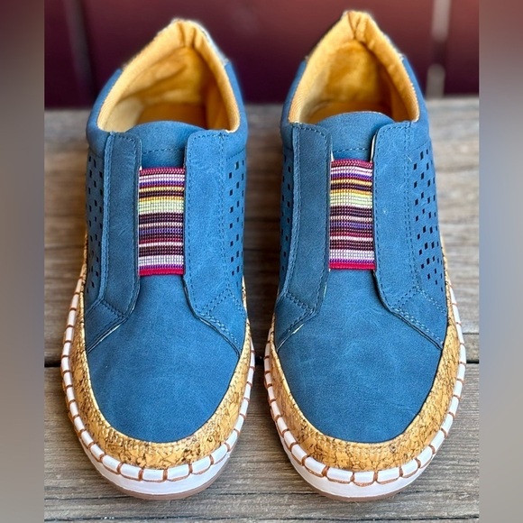 NEW Women's Vegan Leather Suede Fashion Sneakers Blue Rainbow Stretch 8M - Picture 3 of 6